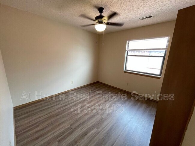 Building Photo - 2856 S Rogers Ave