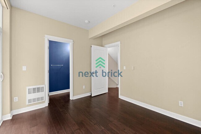 Building Photo - 3 Bed 2.5 Bath End Unit Townhome is Available for Rent!