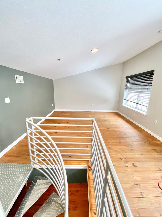 Building Photo - LUXURY TOWNHOME IN SODO 3/2.5 PLUS OFFICE ...