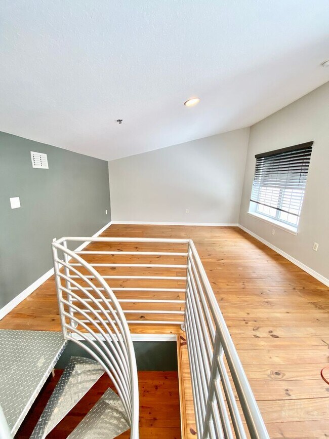 Building Photo - LUXURY TOWNHOME IN SODO 3/2.5 PLUS OFFICE AND BONUS ROOM  - DOWNTOWN ORLANDO