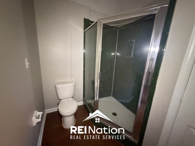 Building Photo - INCREDIBLE LAYOUT! 3BR/2BA Memphis Gem | Vaulted Ceilings & Soaking Tub | Deck & Fenced Yard!