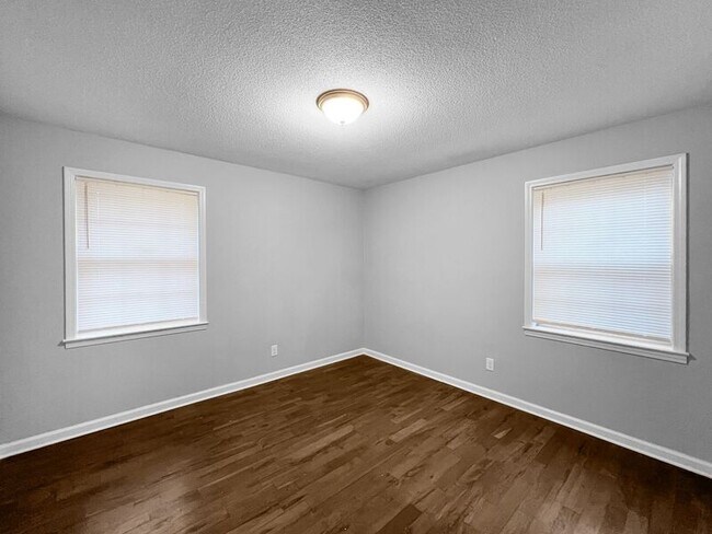 Building Photo - 5357 Queen Anne Dr