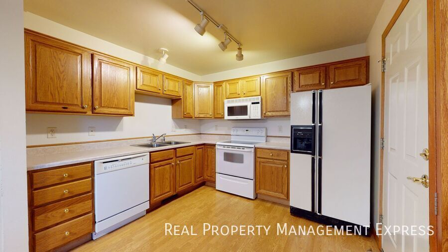 Building Photo - 2 Bed 1 Bath Twin Home