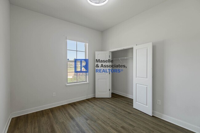 Building Photo - 1019 Silver Cir