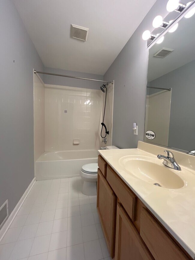 Building Photo - Spacious 3-bedroom, 2.5-bath home in South...