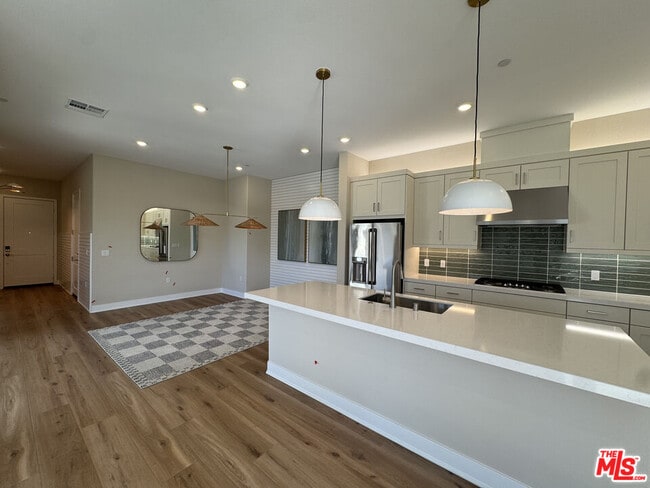 Building Photo - 406 Clipper