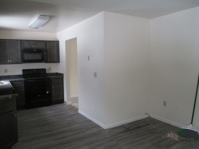 Building Photo - 3 Bedroom Townhouse to call home!