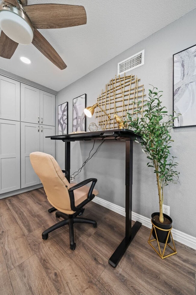 Building Photo - 10983 Parkdale Ave