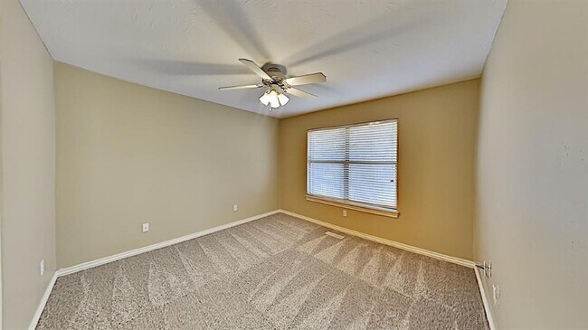 Building Photo - 6808 Sandlewood Dr