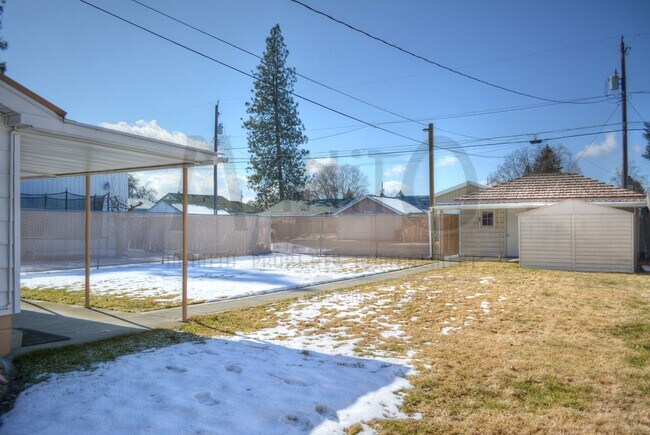 Building Photo - **COMING SOON** Spacious Hobby Home