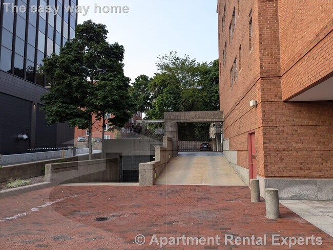 Building Photo - 931 Massachusetts Ave