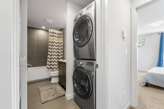 Building Photo - Modern & spacious 3bed/3bath with yard in ...