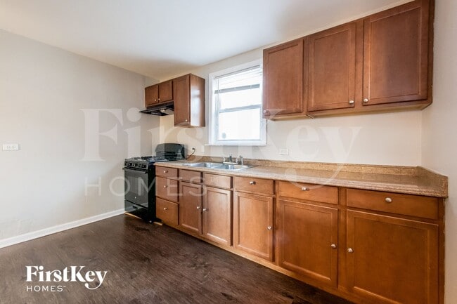 Building Photo - 19 E 140th Ct