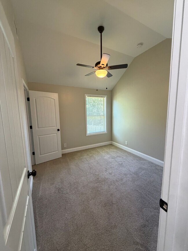 Building Photo - Large 4 Bedroom 2 1/2 Bath Pet Friendly Home For Rent!