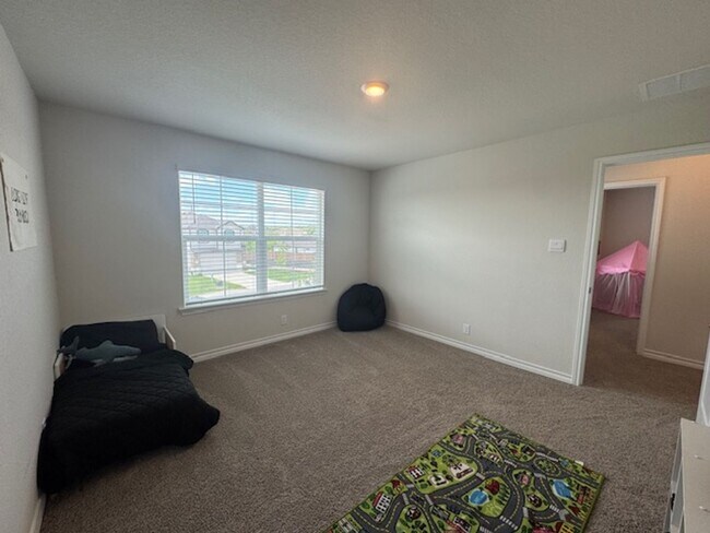 Building Photo - Spacious and Stylish, with over 2,500 sq f...