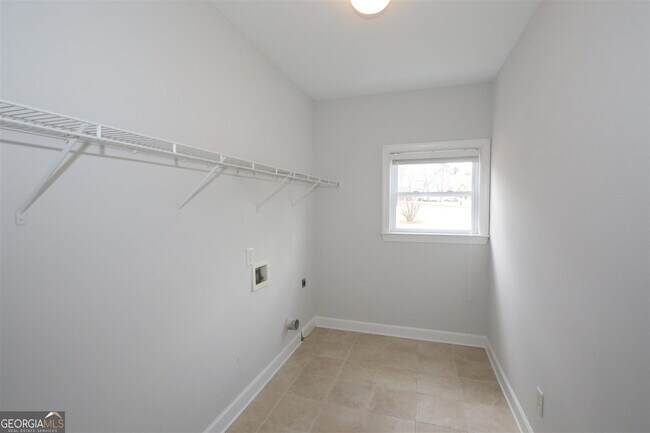 Building Photo - 3205 Vaughan Dr