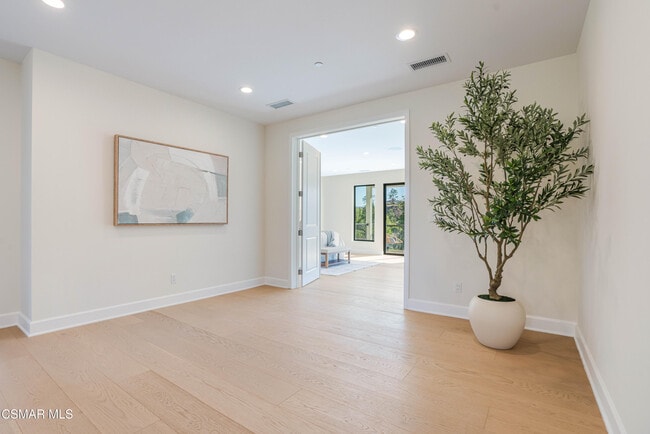 Building Photo - 252 Capri Dr