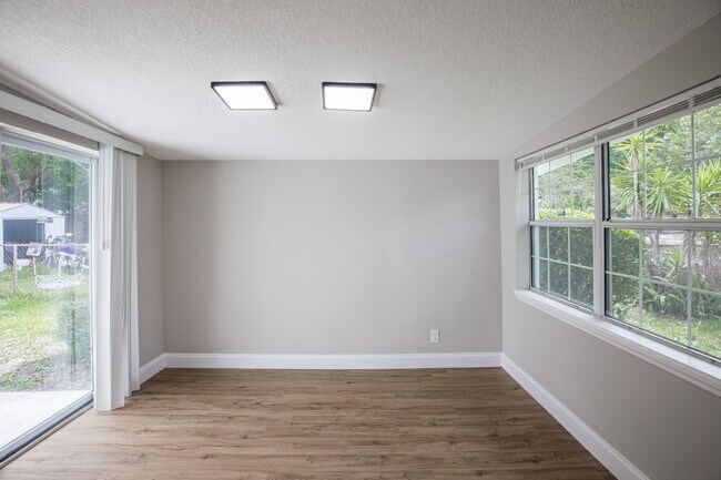 Building Photo - Renovated 4/2