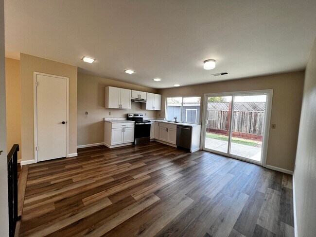 Building Photo - East Petaluma Four Bedroom Home
