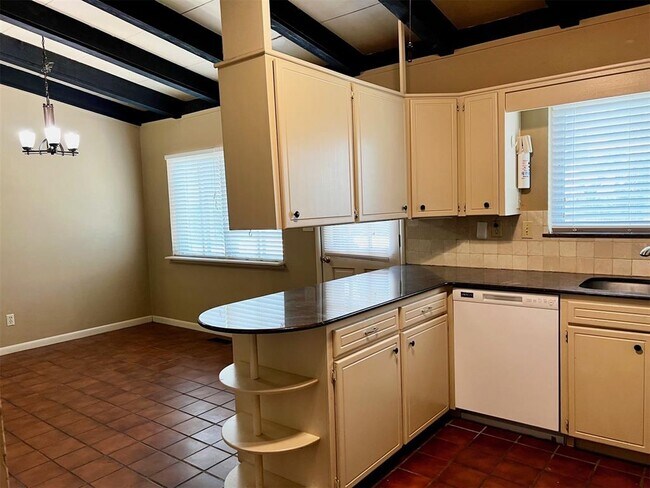 Building Photo - 818 W Timberdell Rd