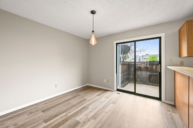 Building Photo - 3 Bedroom Townhouse Close To Ft. Carson