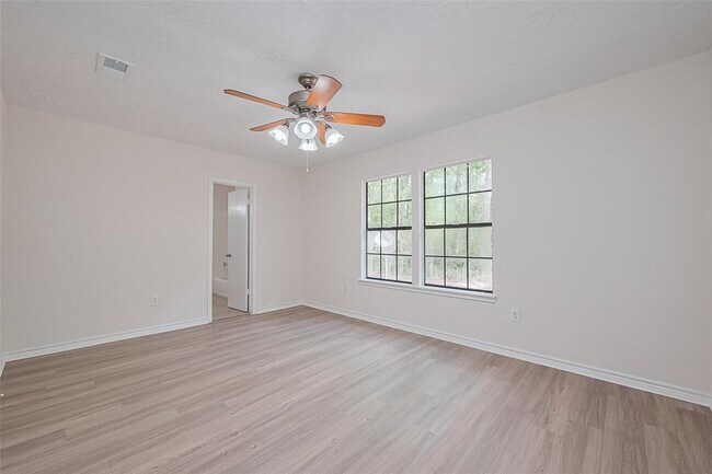 Building Photo - 5323 Forest Dr