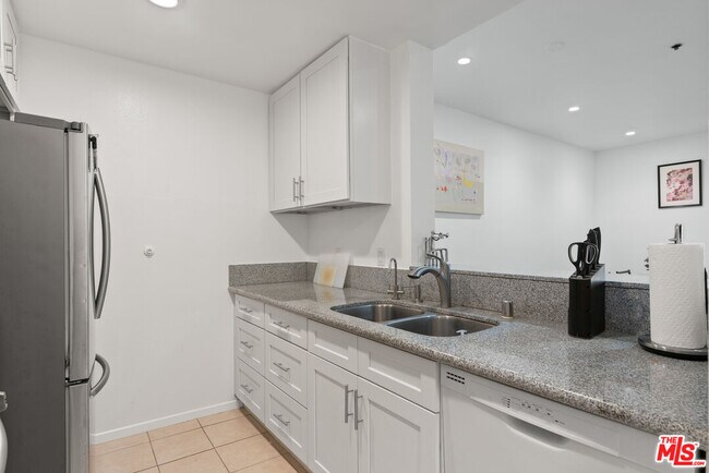 Building Photo - 525 S Berendo St