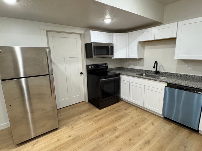 Building Photo - 3082 Lone Pine St