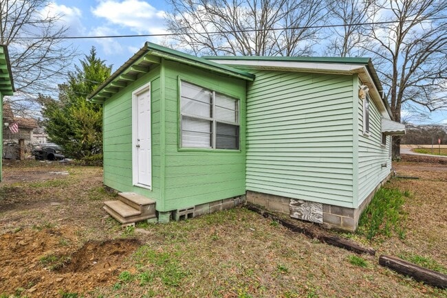 Building Photo - Renovated 3BR Gem in Sumiton