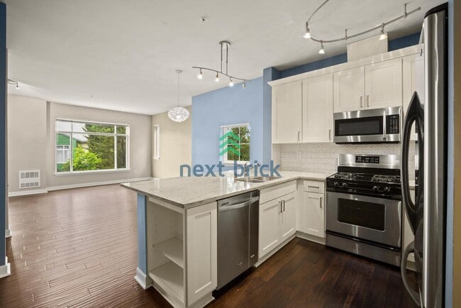 Building Photo - 3 Bed 2.5 Bath End Unit Townhome is Available for Rent!