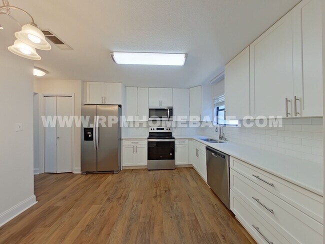Building Photo - Spacious Dog-Friendly Townhome | Minutes from Eglin AFB & Hurlburt Field