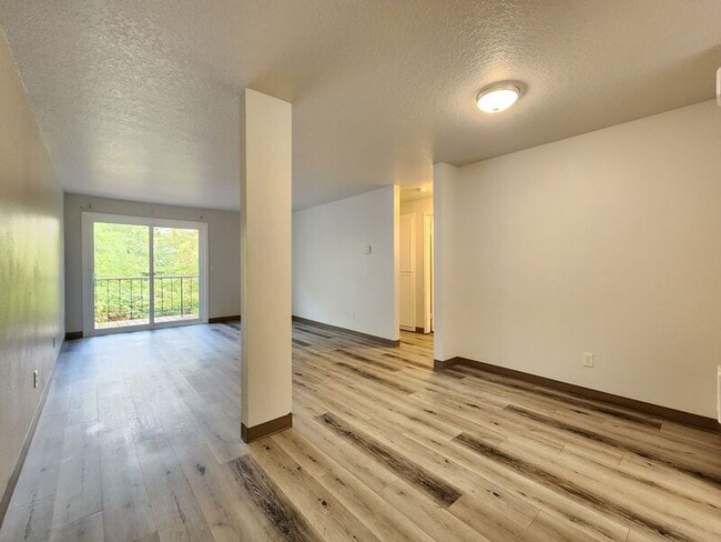 Building Photo - 20125 SW Tualatin Valley Hwy