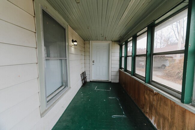 Building Photo - Preleasing for August 2026! 3 Bedroom, 1 bathroom, Pet-Friendly with In-Unit Washer & Dryer!