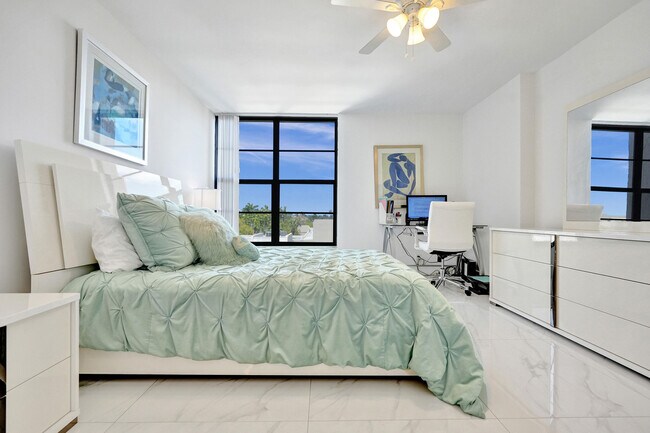 Building Photo - 6 Royal Palm Way