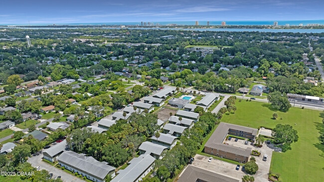 Building Photo - 840 Center Ave