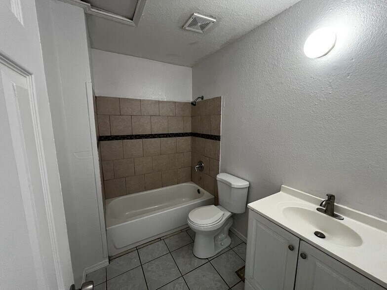 Building Photo - 5105 Villa Bonita St