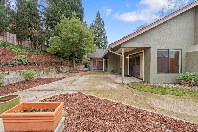 Building Photo - Single-Story El Dorado Hills Home with Vau...