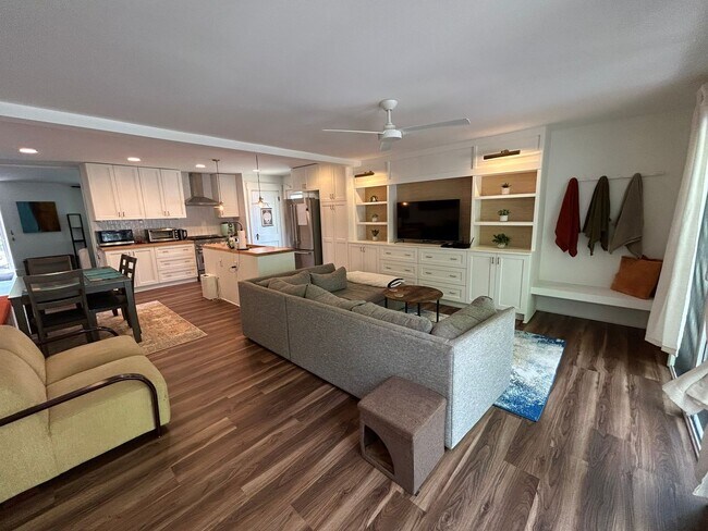 Building Photo - Gorgeous updated furnished cottage!