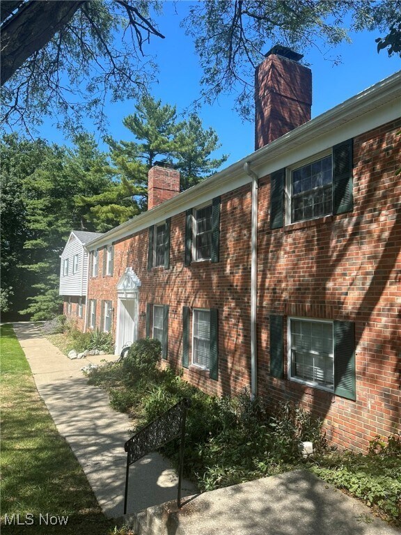 Building Photo - 7045 Carriage Hill Dr