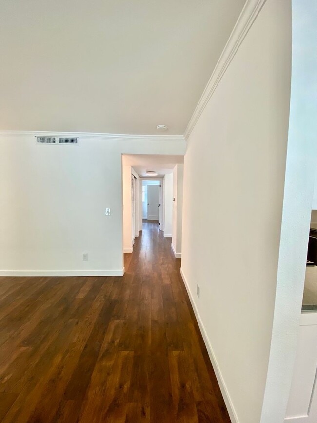 Building Photo - Gorgeous 2 bed 1 Bath Condo