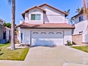 Building Photo - Beautifully remodeled 3 bed / 2.5 bathroom...