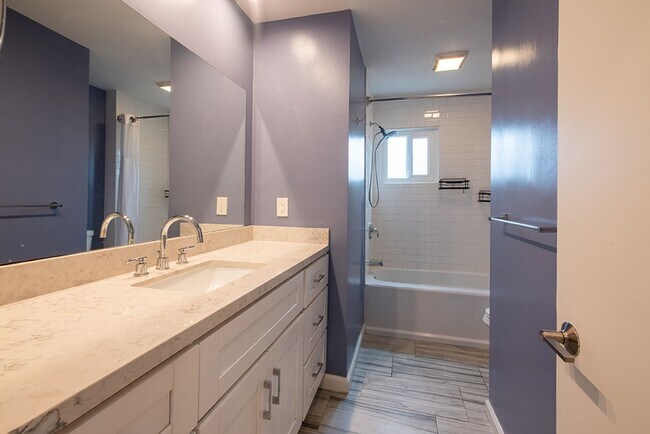 Building Photo - Charming Three Bedroom 2 Bath Home with Spacious Backyard for Entertaining!