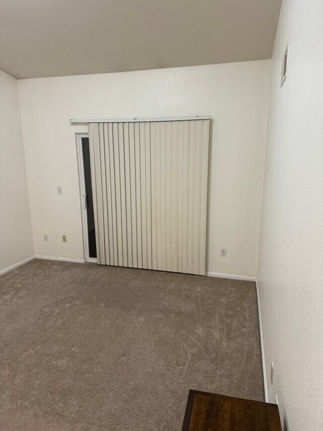 Building Photo - Large Open Plan 2 Bedroom 2 Bathroom Home