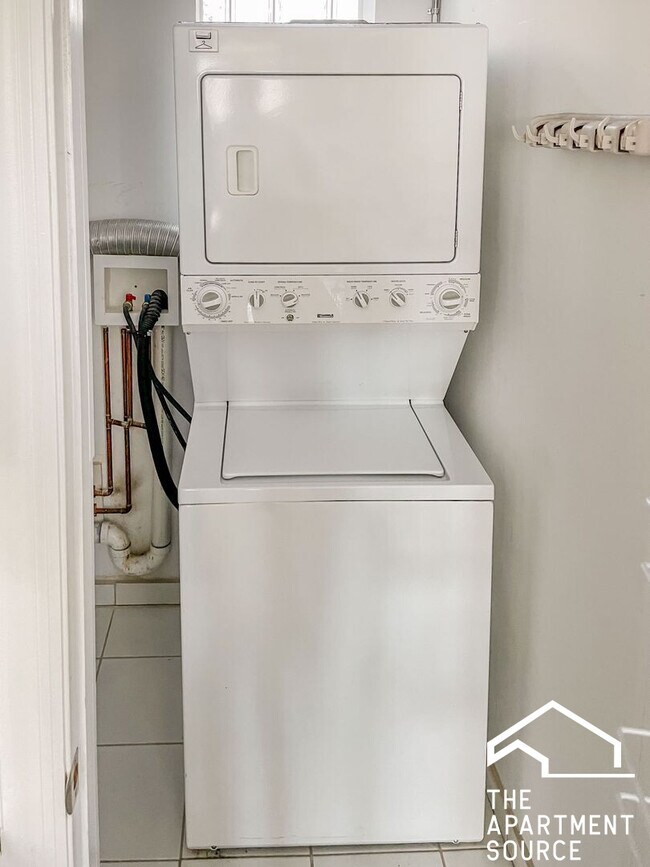 Building Photo - 3856 N Southport Ave