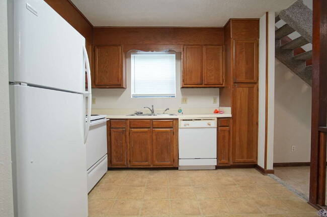 Building Photo - Spacious End-Unit Townhome with Lake Views...
