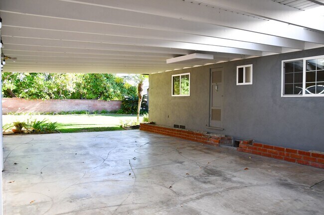 Building Photo - 1210 E Oakmont Ave