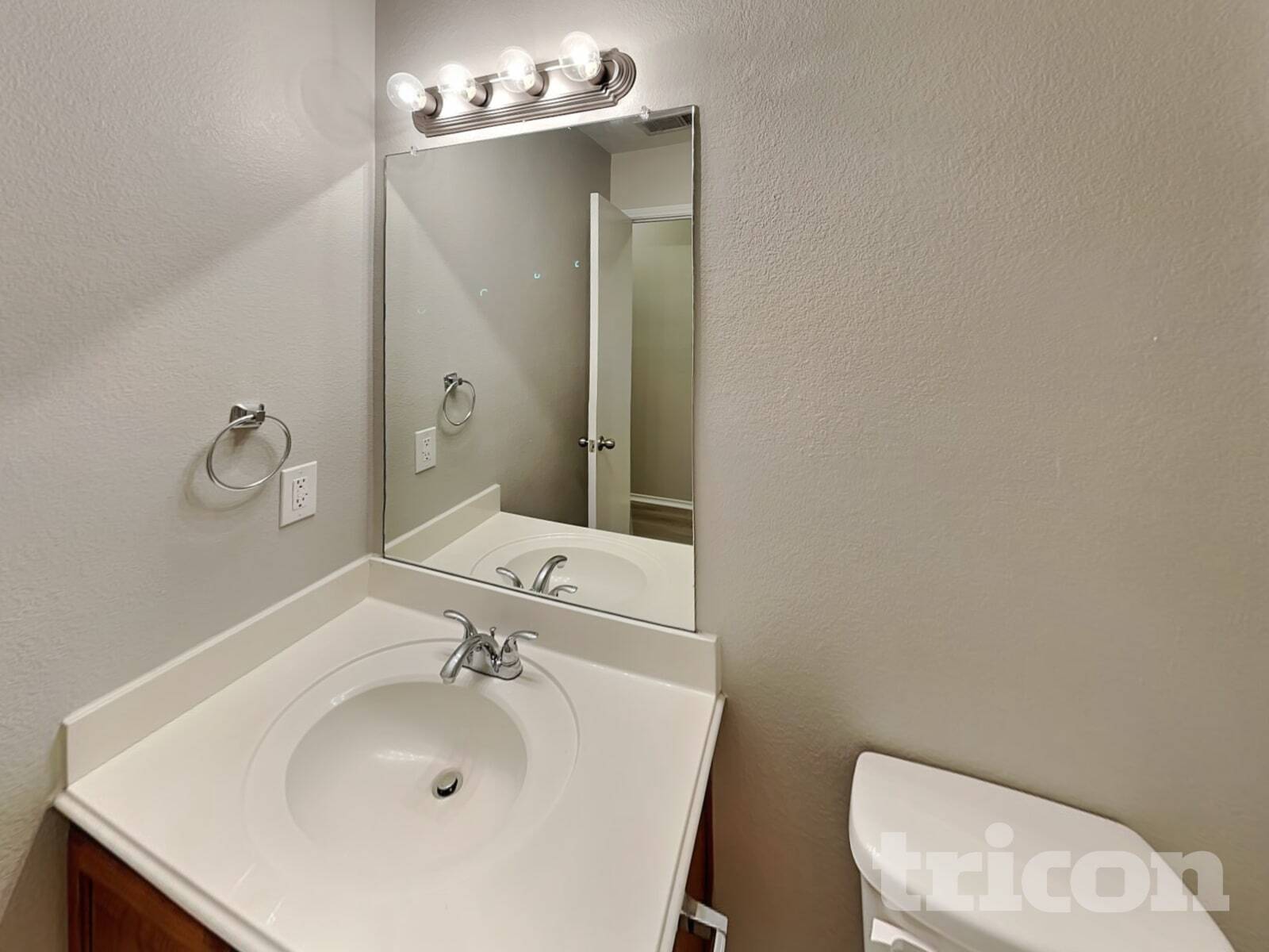 Building Photo - 1609 Hillside Dr