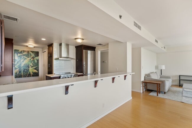 Building Photo - 975 Memorial Dr