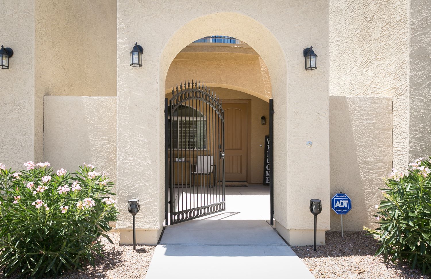 Building Photo - 1367 S Country Club Dr