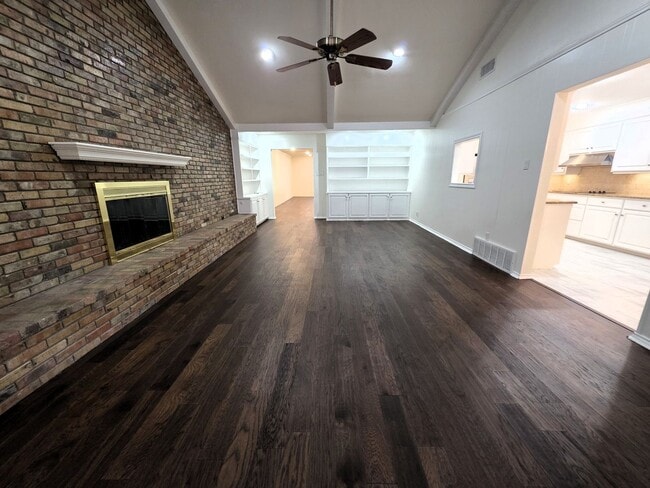 Building Photo - Large Duplex Unit just down the Street fro...